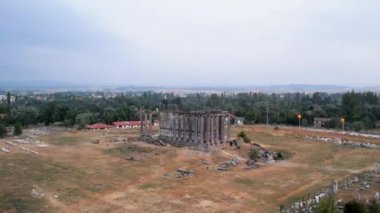 Zeus tapınağı ile birlikte Aizonai antik şehir harabeleri. Aizanoi antik kenti Cavdarhisar, Kutahya, Türkiye.