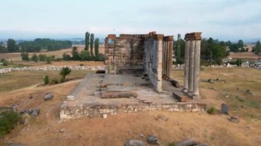 Zeus tapınağı ile birlikte Aizonai antik şehir harabeleri. Aizanoi antik kenti Cavdarhisar, Kutahya, Türkiye.