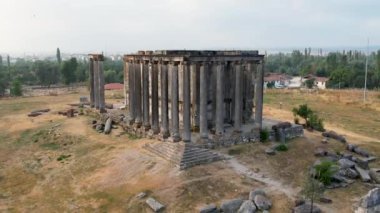 Zeus tapınağı ile birlikte Aizonai antik şehir harabeleri. Aizanoi antik kenti Cavdarhisar, Kutahya, Türkiye.