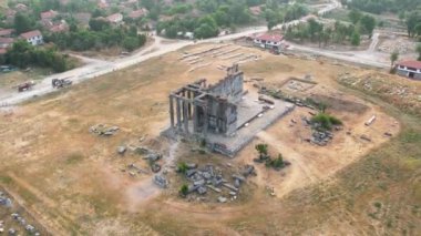 Zeus tapınağı ile birlikte Aizonai antik şehir harabeleri. Aizanoi antik kenti Cavdarhisar, Kutahya, Türkiye.