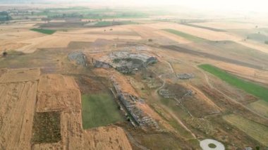 Zeus tapınağı ile birlikte Aizonai antik şehir harabeleri. Aizanoi antik kenti Cavdarhisar, Kutahya, Türkiye.