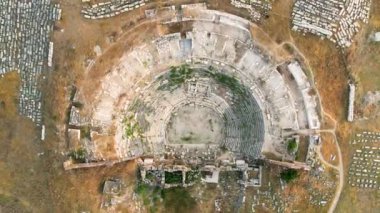Zeus tapınağı ile birlikte Aizonai antik şehir harabeleri. Aizanoi antik kenti Cavdarhisar, Kutahya, Türkiye.
