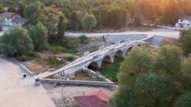 Zeus tapınağı ile birlikte Aizonai antik şehir harabeleri. Aizanoi antik kenti Cavdarhisar, Kutahya, Türkiye.