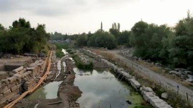 Zeus tapınağı ile birlikte Aizonai antik şehir harabeleri. Aizanoi antik kenti Cavdarhisar, Kutahya, Türkiye.