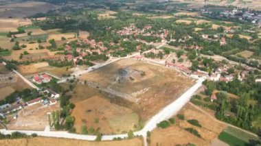 Zeus tapınağı ile birlikte Aizonai antik şehir harabeleri. Aizanoi antik kenti Cavdarhisar, Kutahya, Türkiye.
