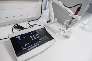 Bilimadamı, laboratuvar, araştırma ve bilim konseptinde su kalitesi veya ph metre için kimyasal çözelti ve laboratuvar testi kullandı