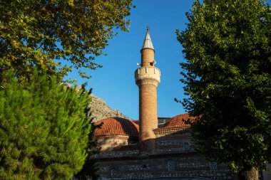 Amasya, TURKEY eski nehir kenarı Türk (Osmanlı) şehir binaları ve onun su üzerindeki yansıması, güneşli yaz günüdür. Osmanlı Prensleri Amasya 'da eğitim gördü.