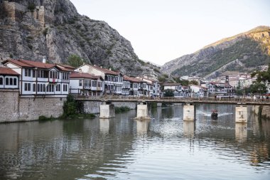 Amasya, TURKEY eski nehir kenarı Türk (Osmanlı) şehir binaları ve onun su üzerindeki yansıması, güneşli yaz günüdür. Osmanlı Prensleri Amasya 'da eğitim gördü.