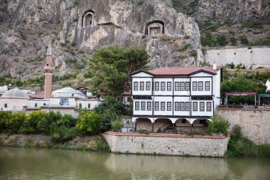 Amasya, TURKEY eski nehir kenarı Türk (Osmanlı) şehir binaları ve onun su üzerindeki yansıması, güneşli yaz günüdür. Osmanlı Prensleri Amasya 'da eğitim gördü.