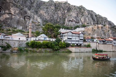 Amasya, TURKEY eski nehir kenarı Türk (Osmanlı) şehir binaları ve onun su üzerindeki yansıması, güneşli yaz günüdür. Osmanlı Prensleri Amasya 'da eğitim gördü.