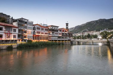 Amasya, TURKEY eski nehir kenarı Türk (Osmanlı) şehir binaları ve onun su üzerindeki yansıması, güneşli yaz günüdür. Osmanlı Prensleri Amasya 'da eğitim gördü.