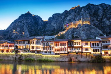 Amasya, TURKEY eski nehir kenarı Türk (Osmanlı) şehir binaları ve onun su üzerindeki yansıması, güneşli yaz günüdür. Osmanlı Prensleri Amasya 'da eğitim gördü.