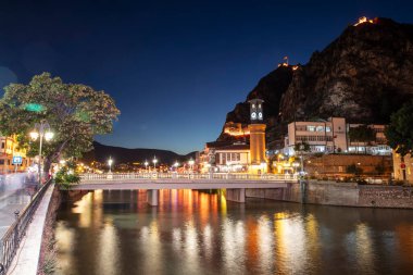 Amasya, TURKEY eski nehir kenarı Türk (Osmanlı) şehir binaları ve onun su üzerindeki yansıması, güneşli yaz günüdür. Osmanlı Prensleri Amasya 'da eğitim gördü.