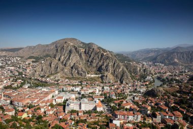 Amasya, TURKEY eski nehir kenarı Türk (Osmanlı) şehir binaları ve onun su üzerindeki yansıması, güneşli yaz günüdür. Osmanlı Prensleri Amasya 'da eğitim gördü.