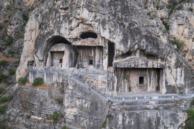 Amasya, TURKEY eski nehir kenarı Türk (Osmanlı) şehir binaları ve onun su üzerindeki yansıması, güneşli yaz günüdür. Osmanlı Prensleri Amasya 'da eğitim gördü.