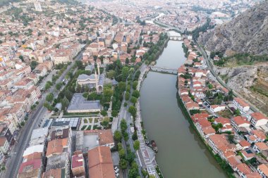 Amasya, TURKEY eski nehir kenarı Türk (Osmanlı) şehir binaları ve onun su üzerindeki yansıması, güneşli yaz günüdür. Osmanlı Prensleri Amasya 'da eğitim gördü.