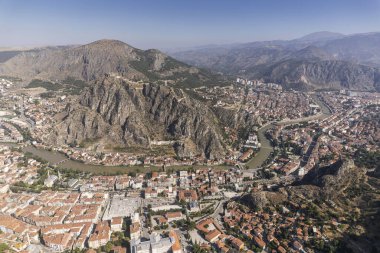 Amasya, TURKEY eski nehir kenarı Türk (Osmanlı) şehir binaları ve onun su üzerindeki yansıması, güneşli yaz günüdür. Osmanlı Prensleri Amasya 'da eğitim gördü.