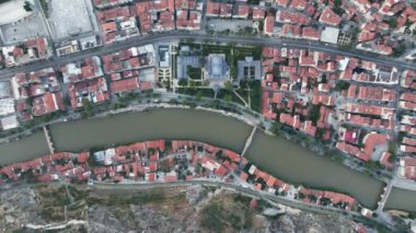 Amasya, TURKEY eski nehir kenarı Türk (Osmanlı) şehir binaları ve onun su üzerindeki yansıması, güneşli yaz günüdür. Osmanlı Prensleri Amasya 'da eğitim gördü.