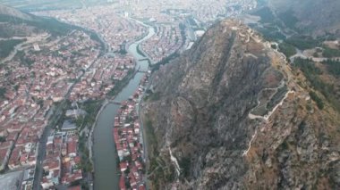 Amasya, TURKEY eski nehir kenarı Türk (Osmanlı) şehir binaları ve onun su üzerindeki yansıması, güneşli yaz günüdür. Osmanlı Prensleri Amasya 'da eğitim gördü.