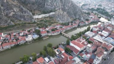 Amasya, TURKEY eski nehir kenarı Türk (Osmanlı) şehir binaları ve onun su üzerindeki yansıması, güneşli yaz günüdür. Osmanlı Prensleri Amasya 'da eğitim gördü.