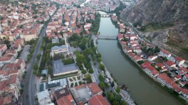 Amasya, TURKEY eski nehir kenarı Türk (Osmanlı) şehir binaları ve onun su üzerindeki yansıması, güneşli yaz günüdür. Osmanlı Prensleri Amasya 'da eğitim gördü.