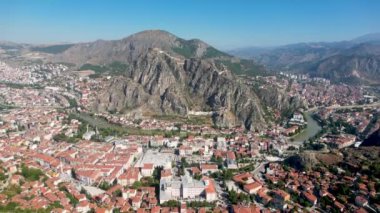 Amasya, TURKEY eski nehir kenarı Türk (Osmanlı) şehir binaları ve onun su üzerindeki yansıması, güneşli yaz günüdür. Osmanlı Prensleri Amasya 'da eğitim gördü.