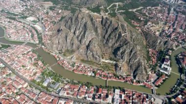 Amasya, TURKEY eski nehir kenarı Türk (Osmanlı) şehir binaları ve onun su üzerindeki yansıması, güneşli yaz günüdür. Osmanlı Prensleri Amasya 'da eğitim gördü.