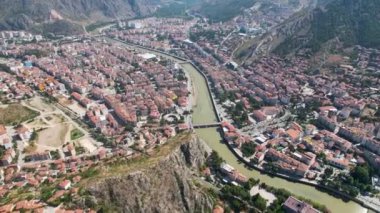 Amasya, TURKEY eski nehir kenarı Türk (Osmanlı) şehir binaları ve onun su üzerindeki yansıması, güneşli yaz günüdür. Osmanlı Prensleri Amasya 'da eğitim gördü.