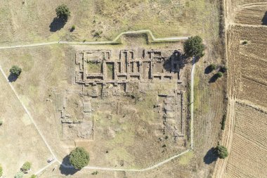 Çöldeki arkeolojik bölgelerde insansız hava aracı.