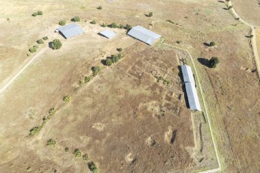 Çöldeki arkeolojik bölgelerde insansız hava aracı.