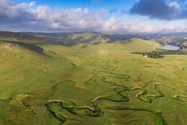 Perembe Platosu 'nun hava manzarası. Yollar ve koyun sürüleri.