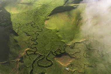 Perembe Platosu 'nun hava manzarası. Yollar ve koyun sürüleri.
