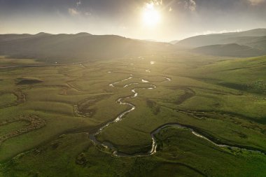 Perembe Platosu 'nun hava manzarası. Yollar ve koyun sürüleri.