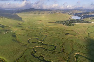 Perembe Platosu 'nun hava manzarası. Yollar ve koyun sürüleri.
