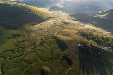 Perembe Platosu 'nun hava manzarası. Yollar ve koyun sürüleri.