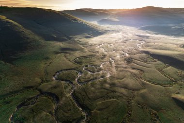 Perembe Platosu 'nun hava manzarası. Yollar ve koyun sürüleri.