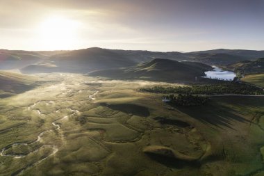 Perembe Platosu 'nun hava manzarası. Yollar ve koyun sürüleri.