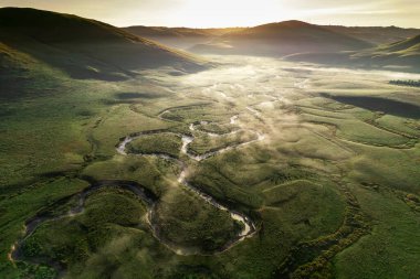 Perembe Platosu 'nun hava manzarası. Yollar ve koyun sürüleri.