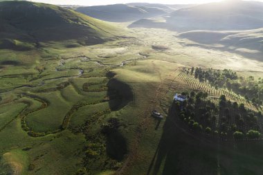 Perembe Platosu 'nun hava manzarası. Yollar ve koyun sürüleri.