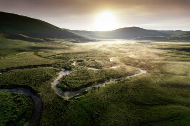 Perembe Platosu 'nun hava manzarası. Yollar ve koyun sürüleri.