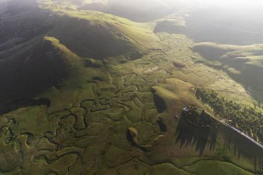 Perembe Platosu 'nun hava manzarası. Yollar ve koyun sürüleri.