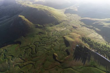 Perembe Platosu 'nun hava manzarası. Yollar ve koyun sürüleri.