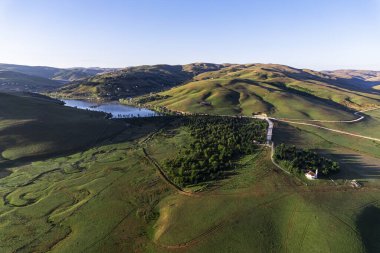 Perembe Platosu 'nun hava manzarası. Yollar ve koyun sürüleri.