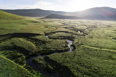 Perembe Platosu 'nun hava manzarası. Yollar ve koyun sürüleri.