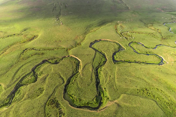 Perembe Platosu 'nun hava manzarası. Yollar ve koyun sürüleri.
