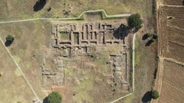 Çöldeki arkeolojik bölgelerde insansız hava aracı.