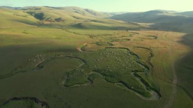 Perembe Platosu 'nun hava manzarası. Yollar ve koyun sürüleri.
