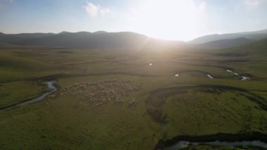 Perembe Platosu 'nun hava manzarası. Yollar ve koyun sürüleri.
