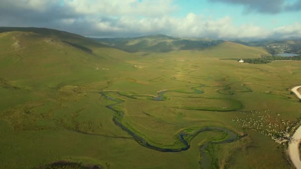 Een Luchtfoto Van Het Perembe Plateau Meandert Kuddes Schapen — Stockvideo