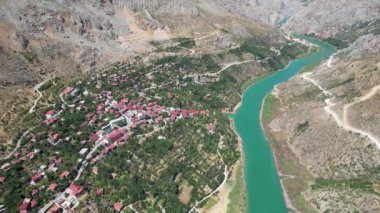 Erzincan Kemaliye ilçesinin insansız hava aracı görüntüsü, yamaç paraşütü ve wingsuit uçuş şehri.